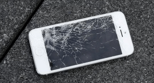 lo schermo dell'iPhone è rotto e danneggiato