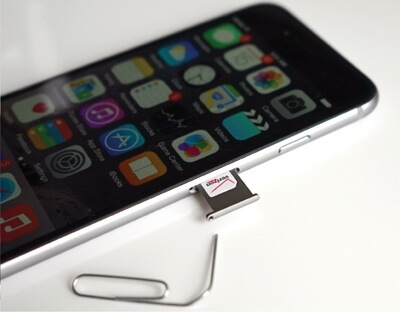 Estrarre la scheda SIM per riparare l'iPhone continua a riavviarsi e non si accende