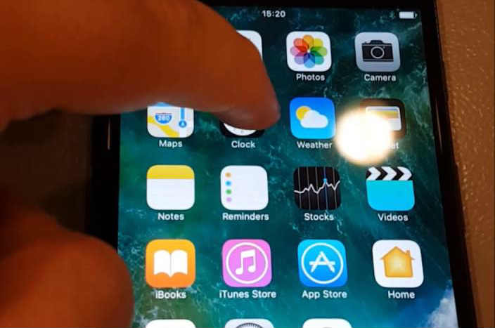Riavvia iPhone per correggere lo sfarfallio dello schermo dell'iPhone